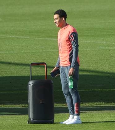 10 11 2025, FC Bayern training, training ground Saebenerstrasse Munich, soccer, sports, in the picture Jamal Musiala FC Bayern Muenchen and music box