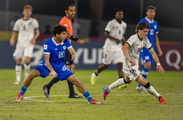 Football FIFA U17, U 17 World Cup Qatar 2025 El Salvador vs Germany Group G Match 61 Benno Kaltefleiter Germany, 16 Adonis CAMPOS El Salvador, 20 Copyright: xRedhaxHosnixSegganix
