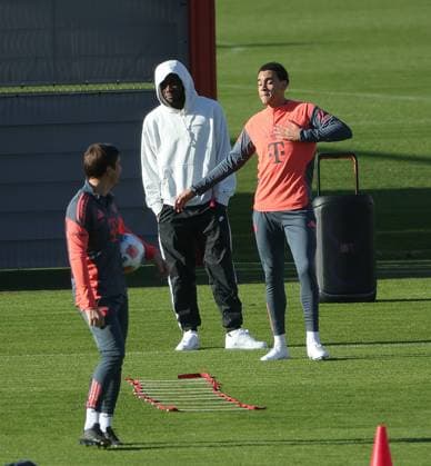 10 11 2025, FC Bayern Training, Training ground Saebenerstrasse Muenchen, Soccer , Sport, in the picture Simon Martinello FC Bayern Muenchen , Alphons Davies FC Bayern Muenchen and Jamal Musiala FC Bayern Muenchen