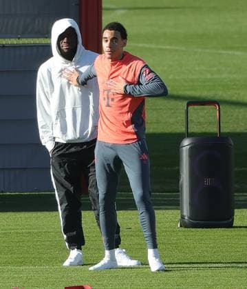 10 11 2025, FC Bayern Training, Training ground Saebenerstrasse Munich, Soccer , Sport, in the picture Alphons Davies FC Bayern Muenchen and Jamal Musiala FC Bayern Muenchen