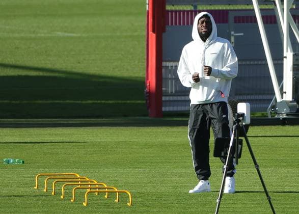 10 11 2025, FC Bayern Training, Training ground Saebenerstrasse Munich, Soccer , Sport, in the picture Alphons Davies FC Bayern Muenchen dancing