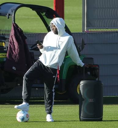 10 11 2025, FC Bayern Training, Training ground Saebenerstrasse Munich, Soccer , Sport, in the picture Alphons Davies FC Bayern Muenchen dancing