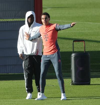 10 11 2025, FC Bayern training, training ground Saebenerstrasse Muenchen, soccer , sports, in the picture Alphons Davies FC Bayern Muenchen and Jamal Musiala FC Bayern Muenchen have fun and all with music