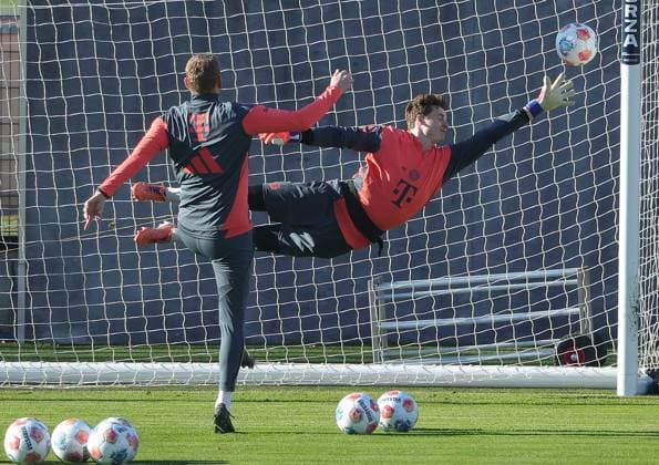 10 11 2025, FC Bayern Training, Training ground Saebenerstrasse Muenchen, Soccer , Sport, in the picture Michael Rechner FC Bayern Muenchen and Jonas Urbig FC Bayern Muenchen