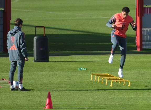 10 11 2025, FC Bayern Training, Training ground Saebenerstrasse Munich, Soccer , Sport, in the picture Simon Martinello FC Bayern Muenchen watching Jamal Musiala FC Bayern Muenchen