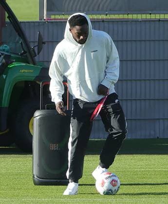 10 11 2025, FC Bayern Training, Training ground Saebenerstrasse Muenchen, Soccer , Sport, in the picture Alphons Davies FC Bayern Muenchen the man who dances with the ball