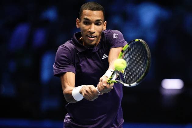 Canada s Felix Auger Aliassime returns the ball to Italy s Jannik Sinner during the singles tennis match of the ATP, Tennis Herren World Tour Finals at the Inalpi Arena in Turin, Italy - Sunday, Nov. 10, 2025. - .  Copyright: xMarcoxAlpozzi LaPressex