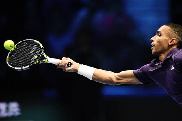 Canada s Felix Auger Aliassime returns the ball to Italy s Jannik Sinner during the singles tennis match of the ATP, Tennis Herren World Tour Finals at the Inalpi Arena in Turin, Italy - Sunday, Nov. 10, 2025. - .  Copyright: xMarcoxAlpozzi LaPressex
