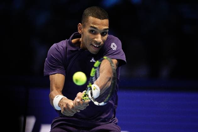 Canada s Felix Auger Aliassime returns the ball to Italy s Jannik Sinner during the singles tennis match of the ATP, Tennis Herren World Tour Finals at the Inalpi Arena in Turin, Italy - Sunday, Nov. 10, 2025. - .  Copyright: xMarcoxAlpozzi LaPressex