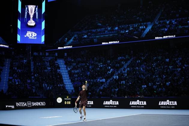 Italy s Jannik Sinner serves against Canada s Felix Auger Aliassime during the singles tennis match of the ATP, Tennis Herren World Tour Finals at the Inalpi Arena in Turin, Italy - Sunday, Nov. 10, 2025. - .  Copyright: xMarcoxAlpozzi LaPressex
