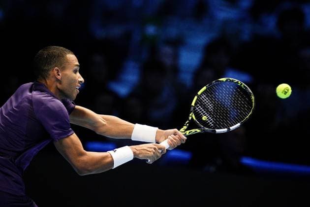 Canada s Felix Auger Aliassime returns the ball to Italy s Jannik Sinner against during the singles tennis match of the ATP, Tennis Herren World Tour Finals at the Inalpi Arena in Turin, Italy - Sunday, Nov. 10, 2025. - .  Copyright: xMarcoxAlpozzi LaPressex