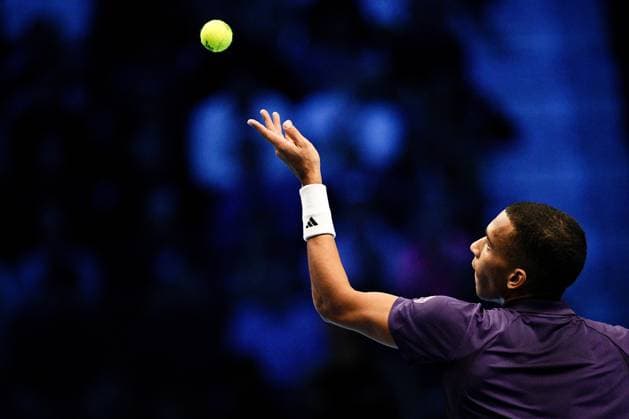 Canada s Felix Auger Aliassime serves against during the singles tennis match of the ATP, Tennis Herren World Tour Finals against Italy s Jannik Sinner at the Inalpi Arena in Turin, Italy - Sunday, Nov. 10, 2025. - .  Copyright: xMarcoxAlpozzi LaPressex