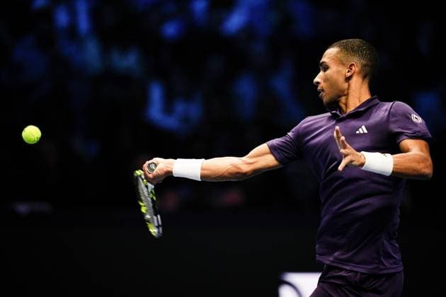 Canada s Felix Auger Aliassime returns the ball to Italy s Jannik Sinner against during the singles tennis match of the ATP, Tennis Herren World Tour Finals at the Inalpi Arena in Turin, Italy - Sunday, Nov. 10, 2025. - .  Copyright: xMarcoxAlpozzi LaPressex