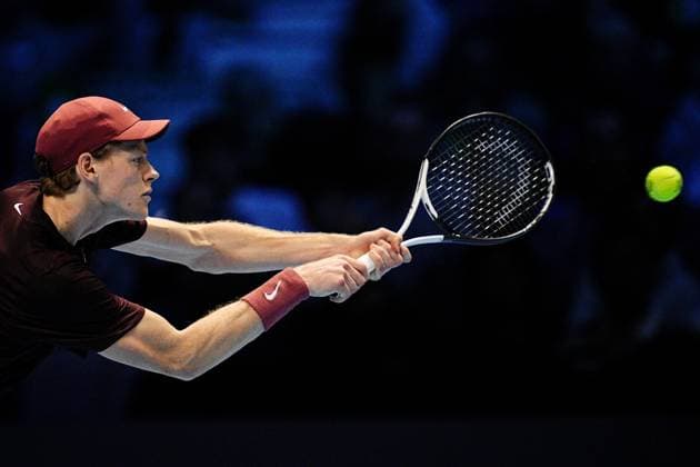 Italy s Jannik Sinner returns the ball to Canada s Felix Auger Aliassime during the singles tennis match of the ATP, Tennis Herren World Tour Finals at the Inalpi Arena in Turin, Italy - Sunday, Nov. 10, 2025. - .  Copyright: xMarcoxAlpozzi LaPressex