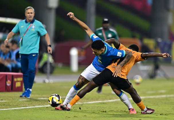Zambia v Brazil: Group H- FIFA U-17 World Cup Qatar 2025 Luis Pacheco of Brazil and Felix Phiri of Zambia in action during the FIFA U-17 World Cup Qatar 2025 Group H match between Zambia and Brazil in Doha, Qatar, on November 10, 2025. DOHA Qatar Copyright: xNOUSHADxTHEKKAYILx