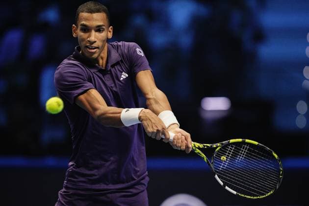Canada s Felix Auger Aliassime returns the ball to Italy s Jannik Sinnerduring the singles tennis match of the ATP, Tennis Herren World Tour Finals at the Inalpi Arena in Turin, Italy - Sunday, Nov. 10, 2025. - .  Copyright: xMarcoxAlpozzi LaPressex