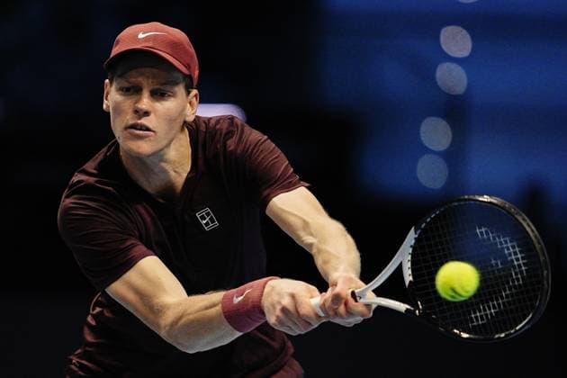 Italy s Jannik Sinner returns the ball to Canada s Felix Auger Aliassime during the singles tennis match of the ATP, Tennis Herren World Tour Finals at the Inalpi Arena in Turin, Italy - Sunday, Nov. 10, 2025. - .  Copyright: xMarcoxAlpozzi LaPressex