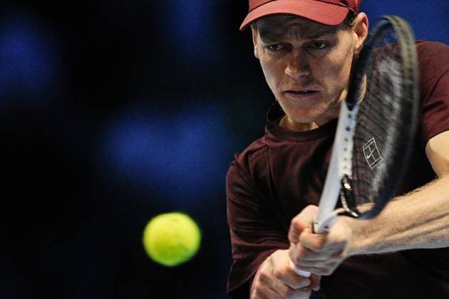 Italy s Jannik Sinner returns the ball to Canada s Felix Auger Aliassime during the singles tennis match of the ATP, Tennis Herren World Tour Finals at the Inalpi Arena in Turin, Italy - Sunday, Nov. 10, 2025. - .  Copyright: xMarcoxAlpozzi LaPressex