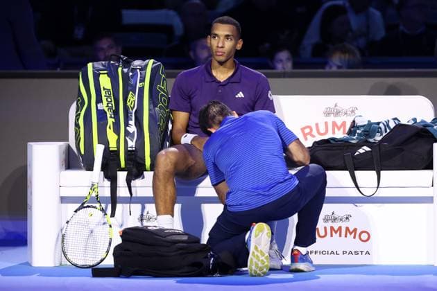 Jannik Sinner vs Felix Auger-Aliassime Felix Auger-Aliassime of Canada seek medical treatment during the Round Robin singles match between Jannik Sinner of Italy and Felix Auger-Aliassime of Canada on Day two of the Nitto ATP, Tennis Herren World Tour Finals. Turin Inalpi Arena Italy Copyright: xMarcoxCanonierox