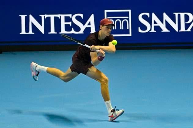 November 10, 2025: Jannik Sinner of Italy plays a backhand against Felix Auger-Aliassime of Canada during their Men s Single s Nitto ATP, Tennis Herren Finals match during day two of the Nitto ATP Finals at Inalpi Arena on November 10, 2025 in Turin, Italy. - ZUMAg210 20251110_abp_g210_083 Copyright: xStefanoxGuidix