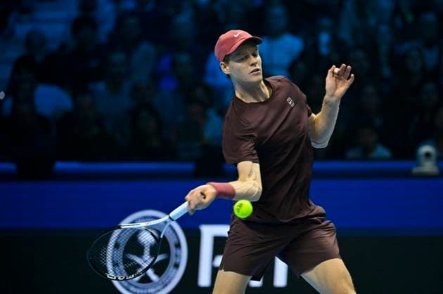 November 10, 2025: Jannik Sinner of Italy plays a backhand against Felix Auger-Aliassime of Canada during their Men s Single s Nitto ATP, Tennis Herren Finals match during day two of the Nitto ATP Finals at Inalpi Arena on November 10, 2025 in Turin, Italy. - ZUMAg210 20251110_abp_g210_085 Copyright: xStefanoxGuidix