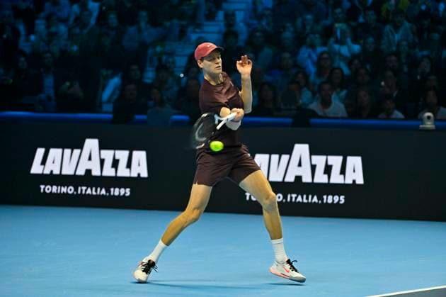 November 10, 2025: Jannik Sinner of Italy plays a backhand against Felix Auger-Aliassime of Canada during their Men s Single s Nitto ATP, Tennis Herren Finals match during day two of the Nitto ATP Finals at Inalpi Arena on November 10, 2025 in Turin, Italy. - ZUMAg210 20251110_abp_g210_093 Copyright: xStefanoxGuidix