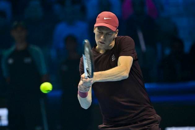 November 10, 2025: Jannik Sinner of Italy plays a backhand against Felix Auger-Aliassime of Canada during their Men s Single s Nitto ATP, Tennis Herren Finals match during day two of the Nitto ATP Finals at Inalpi Arena on November 10, 2025 in Turin, Italy. - ZUMAg210 20251110_abp_g210_096 Copyright: xStefanoxGuidix