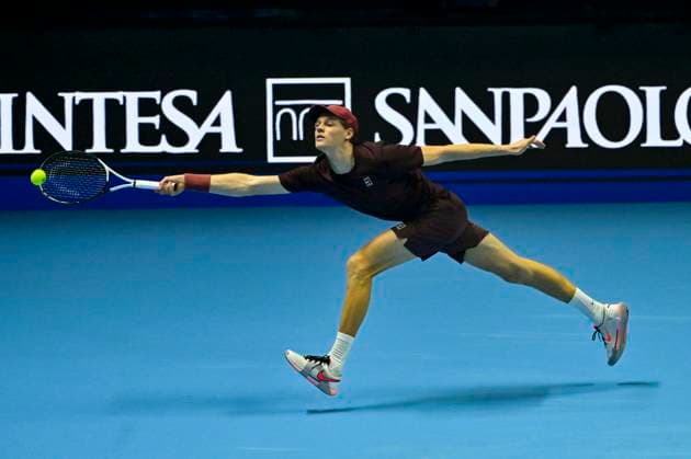 November 10, 2025: Jannik Sinner of Italy plays a backhand against Felix Auger-Aliassime of Canada during their Men s Single s Nitto ATP, Tennis Herren Finals match during day two of the Nitto ATP Finals at Inalpi Arena on November 10, 2025 in Turin, Italy. - ZUMAg210 20251110_abp_g210_098 Copyright: xStefanoxGuidix
