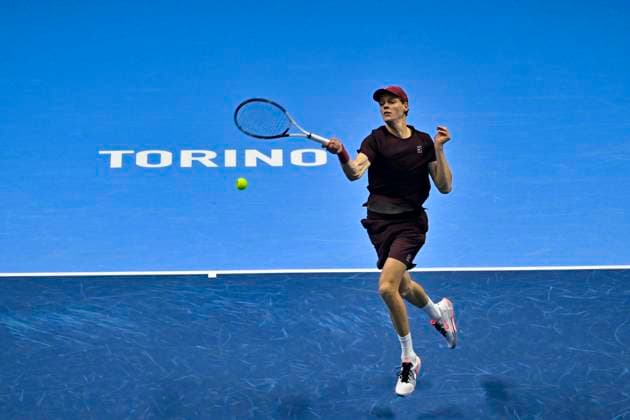 November 10, 2025: Jannik Sinner of Italy plays a backhand against Felix Auger-Aliassime of Canada during their Men s Single s Nitto ATP, Tennis Herren Finals match during day two of the Nitto ATP Finals at Inalpi Arena on November 10, 2025 in Turin, Italy. - ZUMAg210 20251110_abp_g210_102 Copyright: xStefanoxGuidix
