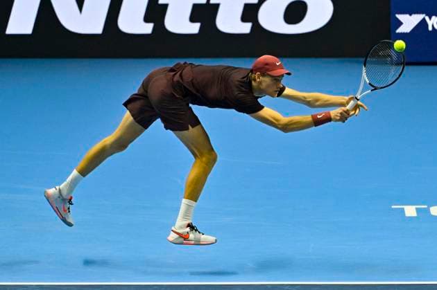 November 10, 2025: Jannik Sinner of Italy plays a backhand against Felix Auger-Aliassime of Canada during their Men s Single s Nitto ATP, Tennis Herren Finals match during day two of the Nitto ATP Finals at Inalpi Arena on November 10, 2025 in Turin, Italy. - ZUMAg210 20251110_abp_g210_111 Copyright: xStefanoxGuidix