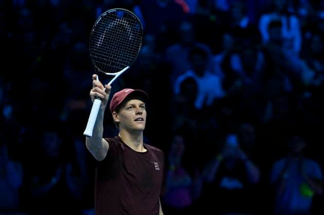 November 10, 2025: Jannik Sinner of Italy plays a backhand against Felix Auger-Aliassime of Canada during their Men s Single s Nitto ATP, Tennis Herren Finals match during day two of the Nitto ATP Finals at Inalpi Arena on November 10, 2025 in Turin, Italy. - ZUMAg210 20251110_abp_g210_136 Copyright: xStefanoxGuidix