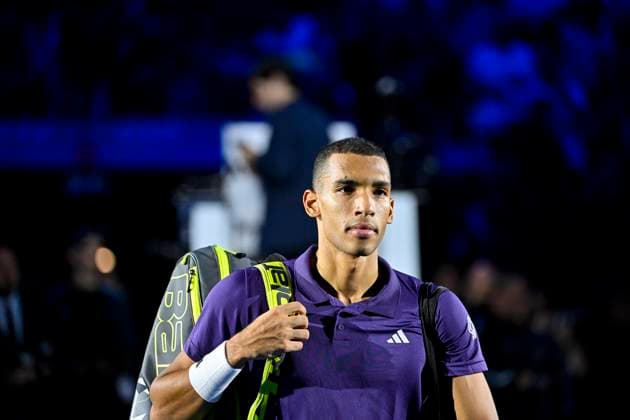 November 10, 2025: Jannik Sinner of Italy plays a backhand against Felix Auger-Aliassime of Canada during their Men s Single s Nitto ATP, Tennis Herren Finals match during day two of the Nitto ATP Finals at Inalpi Arena on November 10, 2025 in Turin, Italy. - ZUMAg210 20251110_abp_g210_144 Copyright: xStefanoxGuidix