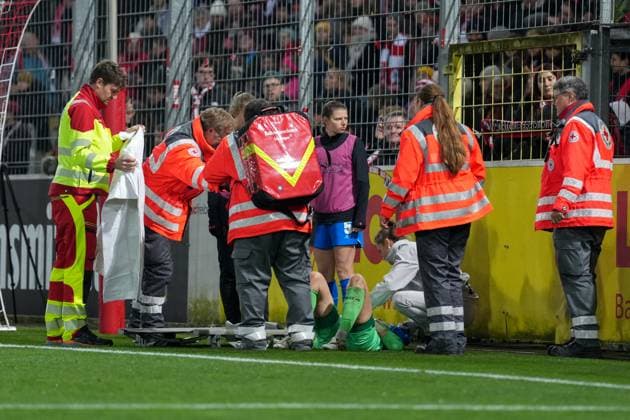 Charlotte Voll Bayer 04 Leverkusen, 01 Injury , Germany, Soccer, GooglePixel Womens Bundesliga, 10 Matchday, 2025 2026, SC Freiburg vs Bayer 04 Leverkusen, 10 11 2025, Dreisamstadion, Freiburg, Germany DFB REGULATIONS PROHIBIT ANY USE OF PHOTOGRAPHS AS IMAGE SEQUENCES AND OR QUASI VIDEO Freiburg Dreisamstadion Baden Wuerttemberg Germany Copyright: xArnexAmbergx