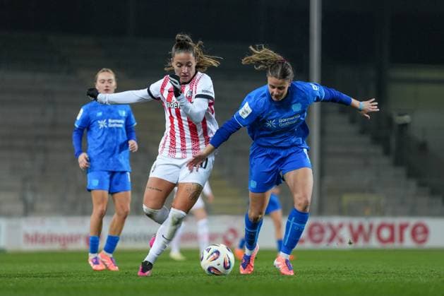 Selina Vobian SC Freiburg, 10 in duel with Katharina Piljic Bayer 04 Leverkusen, 06 , Germany, Soccer, GooglePixel Womens Bundesliga, 10 Matchday, 2025 2026, SC Freiburg vs Bayer 04 Leverkusen, 10 11 2025, Dreisamstadion, Freiburg, Germany DFB REGULATIONS PROHIBIT ANY USE OF PHOTOGRAPHS AS IMAGE SEQUENCES AND OR QUASI VIDEO Freiburg Dreisamstadion Baden Wuerttemberg Germany Copyright: xArnexAmbergx