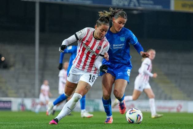 Selina Vobian SC Freiburg, 10 in duel with Katharina Piljic Bayer 04 Leverkusen, 06 , Germany, Soccer, GooglePixel Womens Bundesliga, 10 Matchday, 2025 2026, SC Freiburg vs Bayer 04 Leverkusen, 10 11 2025, Dreisamstadion, Freiburg, Germany DFB REGULATIONS PROHIBIT ANY USE OF PHOTOGRAPHS AS IMAGE SEQUENCES AND OR QUASI VIDEO Freiburg Dreisamstadion Baden Wuerttemberg Germany Copyright: xArnexAmbergx