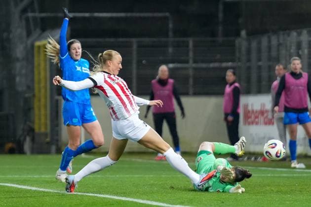 Tessa Blumenberg SC Freiburg, 07 scores a goal, Charlotte Voll Bayer 04 Leverkusen, 01 cant stop it , Germany, Football, GooglePixel Womens Bundesliga, 10 Matchday, 2025 2026, SC Freiburg vs Bayer 04 Leverkusen, 10 11 2025, Dreisamstadion, Freiburg, Germany DFB REGULATIONS PROHIBIT ANY USE OF PHOTOGRAPHS AS IMAGE SEQUENCES AND OR QUASI VIDEO Freiburg Dreisamstadion Baden Wuerttemberg Germany Copyright: xArnexAmbergx