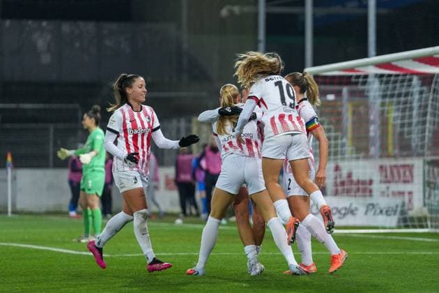 Selina Vobian SC Freiburg, 10 , Tessa Blumenberg SC Freiburg, 07 , Nia Szenk SC Freiburg, 19 , Lisa Karl SC Freiburg, 02 Goal celebration, emotions, jubilation, goal success, finish, goal , Germany, Football, GooglePixel Womens Bundesliga, 10 Matchday, 2025 2026, SC Freiburg vs Bayer 04 Leverkusen, 10 11 2025, Dreisamstadion, Freiburg, Germany DFB REGULATIONS PROHIBIT ANY USE OF PHOTOGRAPHS AS IMAGE SEQUENCES AND OR QUASI VIDEO Freiburg Dreisamstadion Baden Wuerttemberg Germany Copyright: xArnexAmbergx