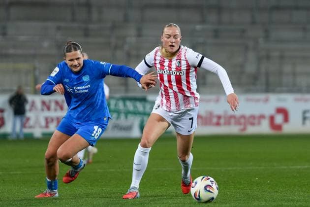 Julia Mickenhagen Bayer 04 Leverkusen, 18 in duel with Tessa Blumenberg SC Freiburg, 07 , Germany, Soccer, GooglePixel Womens Bundesliga, 10 Matchday, 2025 2026, SC Freiburg vs Bayer 04 Leverkusen, 10 11 2025, Dreisamstadion, Freiburg, Germany DFB REGULATIONS PROHIBIT ANY USE OF PHOTOGRAPHS AS IMAGE SEQUENCES AND OR QUASI VIDEO Freiburg Dreisamstadion Baden Wuerttemberg Germany Copyright: xArnexAmbergx