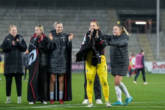 Greta Stegemann SC Freiburg, 16 sends Laura Benkarth SC Freiburg, 01 to the fans , Germany, Soccer, GooglePixel Womens Bundesliga, 10 Matchday, 2025 2026, SC Freiburg vs Bayer 04 Leverkusen, 10 11 2025, Dreisamstadion, Freiburg, Germany DFB REGULATIONS PROHIBIT ANY USE OF PHOTOGRAPHS AS IMAGE SEQUENCES AND OR QUASI VIDEO Freiburg Dreisamstadion Baden Wuerttemberg Germany Copyright: xArnexAmbergx