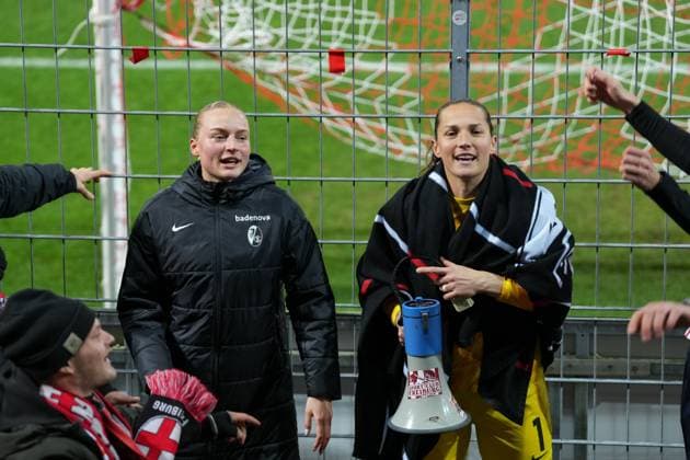 Tessa Blumenberg SC Freiburg, 07 and Laura Benkarth SC Freiburg, 01 celebrate the victory in the curve with the fans , Germany, Soccer, GooglePixel Womens Bundesliga, 10 Matchday, 2025 2026, SC Freiburg vs Bayer 04 Leverkusen, 10 11 2025, Dreisamstadion, Freiburg, Germany DFB REGULATIONS PROHIBIT ANY USE OF PHOTOGRAPHS AS IMAGE SEQUENCES AND OR QUASI VIDEO Freiburg Dreisamstadion Baden Wuerttemberg Germany Copyright: xArnexAmbergx