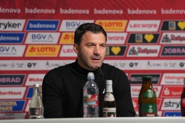 Edmond Kapllani SC Freiburg, Coach at the PK , Germany, Football, GooglePixel Womens Bundesliga, Matchday 10, 2025 2026, SC Freiburg vs Bayer 04 Leverkusen, 10 11 2025, Dreisamstadion, Freiburg, Germany DFB REGULATIONS PROHIBIT ANY USE OF PHOTOGRAPHS AS IMAGE SEQUENCES AND OR QUASI VIDEO Freiburg Dreisamstadion Baden Wuerttemberg Germany Copyright: xArnexAmbergx