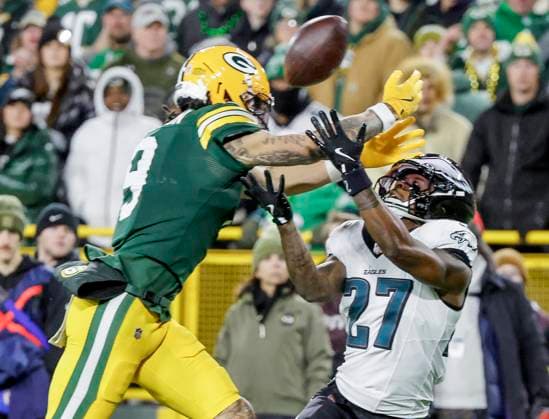 Philadelphia Eagles cornerback Quinyon Mitchell (R) breaks up a pass intended for Green Bay Packers wide receiver Christian Watson (R) in the first half of the NFL, American Football Herren, USA game between the Philadelphia Eagles and the Green Bay Packers at Lambeau Field in Green Bay, Wisconsin on Monday, November 10, 2025.  MIL20251110808 TANNENxMAURY