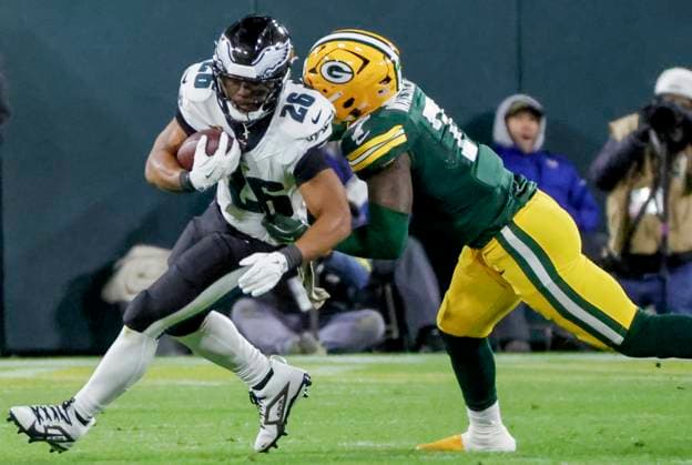 Philadelphia Eagles running back Saquon Barkley (L) runs on Green Bay Packers linebacker Quay Walker (R) in the first half of the NFL, American Football Herren, USA game between the Philadelphia Eagles and the Green Bay Packers at Lambeau Field in Green Bay, Wisconsin on Monday, November 10, 2025.  MIL20251110818 TANNENxMAURY