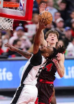 (251111) -- CHICAGO, Nov. 11, 2025 -- San Antonio Spurs Stephon Castle (front) vies with Chicago Bulls Matas Buzelis during the 2025-2026 NBA, Basketball Herren, USA regular season match between Chicago Bulls and San Antonio Spurs in Chicago, the United States, on Nov. 10, 2025. (Photo by Xinhua) (SP)U.S.-CHICAGO-BASKETBALL-NBA-BULLS VS SPURS JoelxLerner 