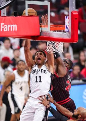 (251111) -- CHICAGO, Nov. 11, 2025 -- San Antonio Spurs Carter Bryant (top L) goes to the bakset during the 2025-2026 NBA, Basketball Herren, USA regular season match between Chicago Bulls and San Antonio Spurs in Chicago, the United States, on Nov. 10, 2025. (Photo by Xinhua) (SP)U.S.-CHICAGO-BASKETBALL-NBA-BULLS VS SPURS JoelxLerner 