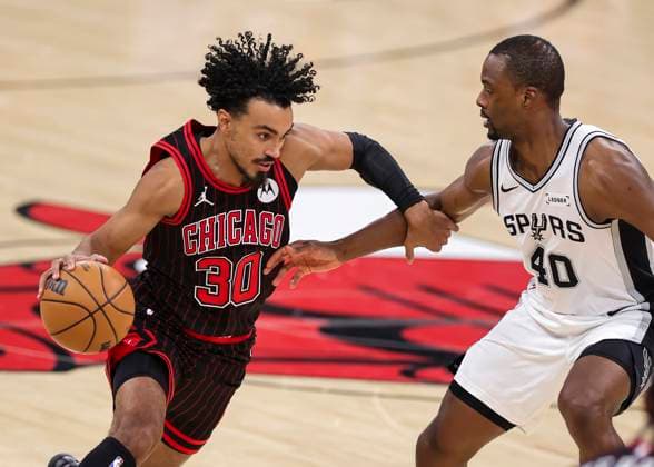 (251111) -- CHICAGO, Nov. 11, 2025 -- Chicago Bulls Tre Jones (L) competes during the 2025-2026 NBA, Basketball Herren, USA regular season match between Chicago Bulls and San Antonio Spurs in Chicago, the United States, on Nov. 10, 2025. (Photo by Xinhua) (SP)U.S.-CHICAGO-BASKETBALL-NBA-BULLS VS SPURS JoelxLerner 