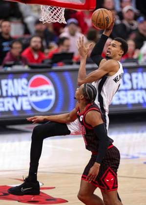 (251111) -- CHICAGO, Nov. 11, 2025 -- San Antonio Spurs Victor Wembanyama (top) competes during the 2025-2026 NBA, Basketball Herren, USA regular season match between Chicago Bulls and San Antonio Spurs in Chicago, the United States, on Nov. 10, 2025. (Photo by Xinhua) (SP)U.S.-CHICAGO-BASKETBALL-NBA-BULLS VS SPURS JoelxLerner 