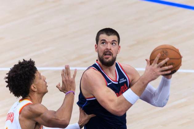 November 10, 2025, Inglewood, California, USA: Ivica Zubac 40 of the Los Angeles Clippers grabs the rebound as Dyson Daniels 5 of the Atlanta Hawks defends during their regular season NBA, Basketball Herren, USA game on Monday November 10, 2025 at Intuit Dome in Inglewood, California. Clippers lose to Hawks, 102-105. ARIANA RUIZ PI Inglewood USA - ZUMAp124 20251110_zaa_p124_001 Copyright: xArianaxRuizx