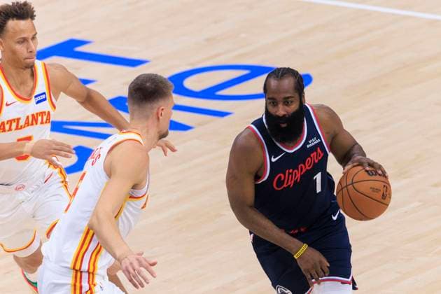 November 10, 2025, Inglewood, California, USA: James Harden 1 of the Los Angeles Clippers weaves around Kristaps Porzingis 8 and Dyson Daniels 5 of the Atlanta Hawks during their regular season NBA, Basketball Herren, USA game on Monday November 10, 2025 at Intuit Dome in Inglewood, California. Clippers lose to Hawks, 102-105. ARIANA RUIZ PI Inglewood USA - ZUMAp124 20251110_zaa_p124_002 Copyright: xArianaxRuizx