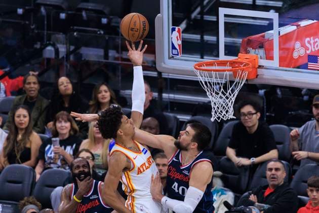November 10, 2025, Inglewood, California, USA: Ivica Zubac 40 of the Los Angeles Clippers commits a foul against Jalen Johnson 1 of the Atlanta Hawks during their regular season NBA, Basketball Herren, USA game on Monday November 10, 2025 at Intuit Dome in Inglewood, California. Clippers lose to Hawks, 102-105. ARIANA RUIZ PI Inglewood USA - ZUMAp124 20251110_zaa_p124_005 Copyright: xArianaxRuizx